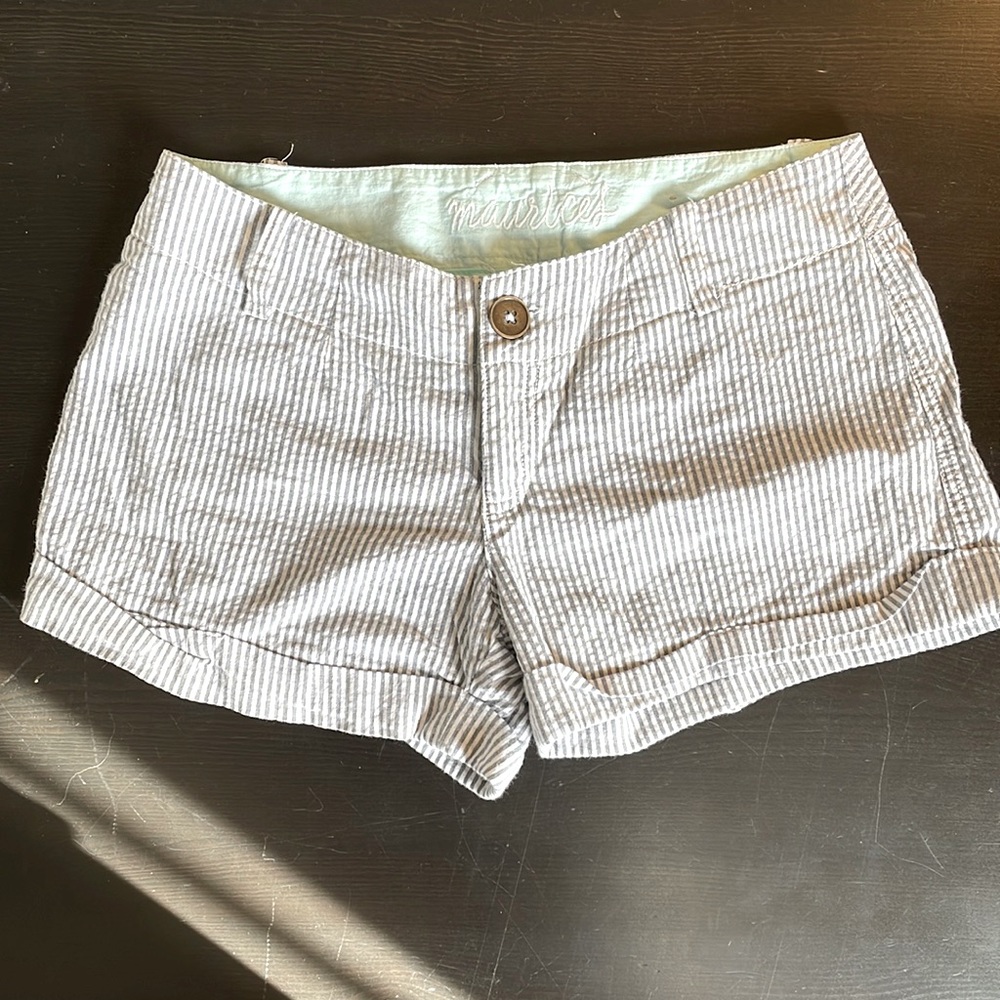 ✨Maurices - Women’s White & Gray Striped Shorts - Size 3/4